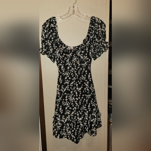 LOVE TREE Women Floral Puff Sleeve Romper - Picture 5 of 9